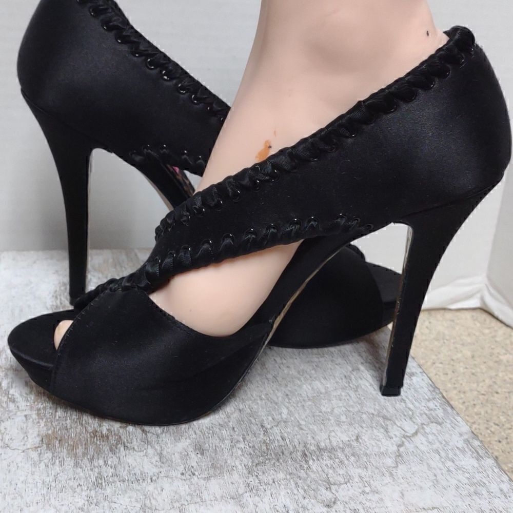 đâBetseyâJohnsonâBlack SatinâHeelsâSizeâ6.5.ââââA8 - Picture 2 of 8